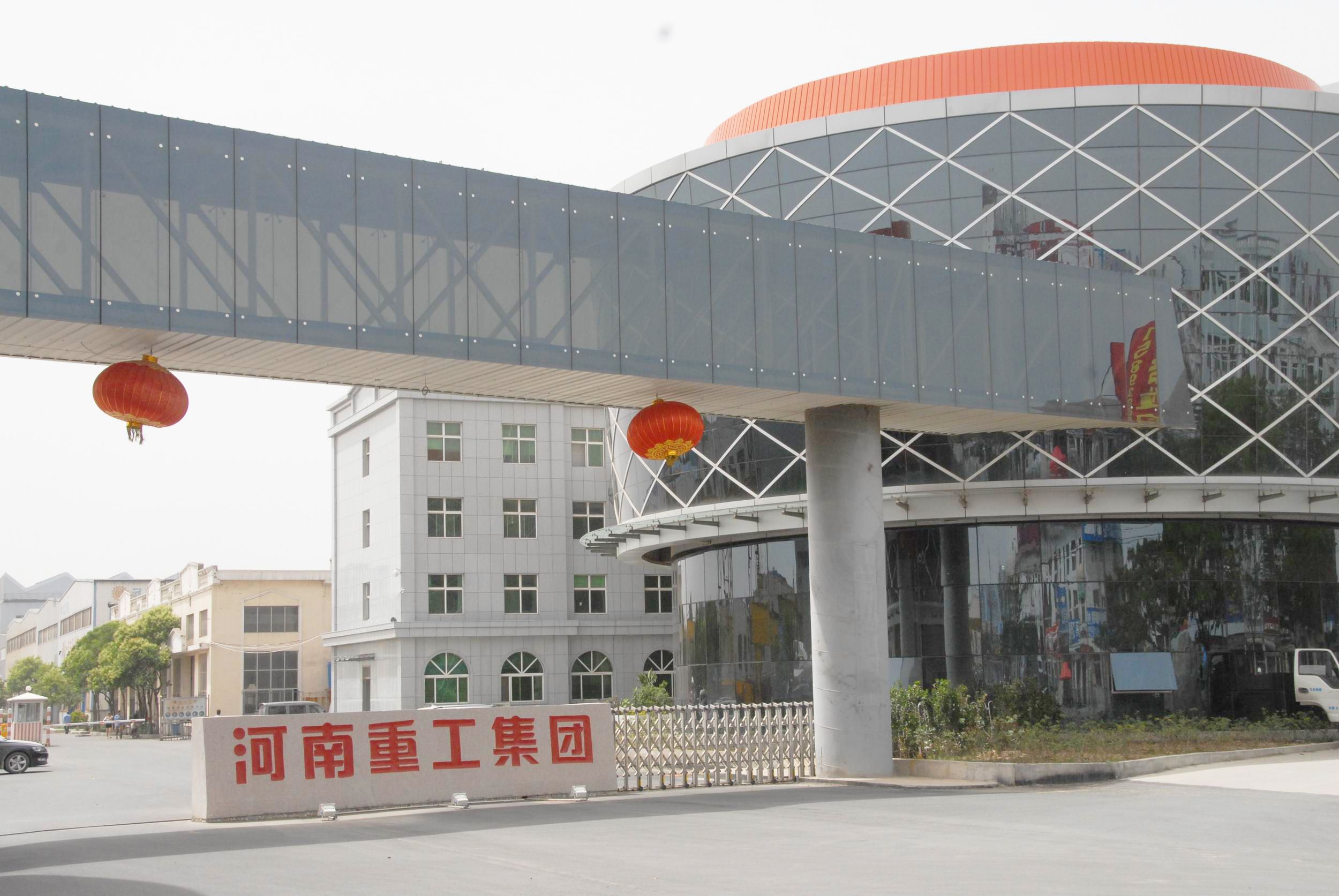 2000年3月在震耳欲聋的鞭炮声和隆隆的机器轰鸣声中公司新区正式开工建设,并正式更名为河南豫中起重机有限公司